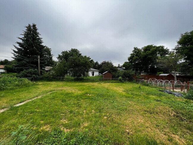 Building Photo - Beautifully Remodeled 5 Bed 2 Bath House i...
