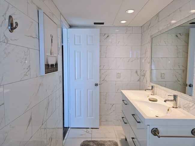 Building Photo - 255 Capri Cir N