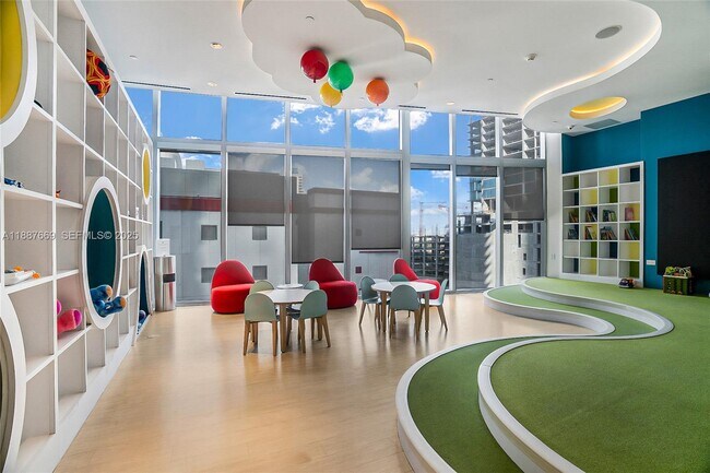 Building Photo - 851 NE 1st Ave