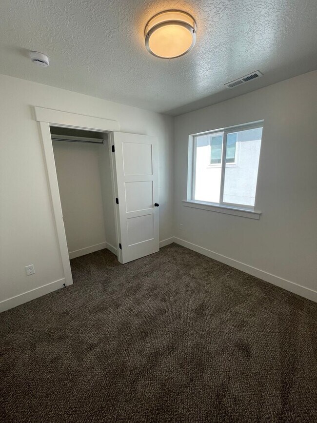 Building Photo - Freshly Updated Townhome with Walk-In Clos...