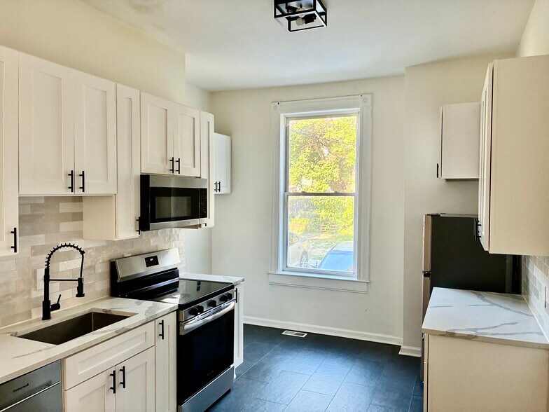 Kitchen - 3331 California Ave