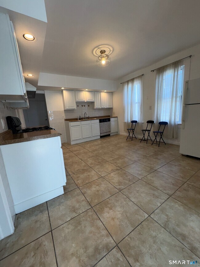 Building Photo - 144 Whittier St