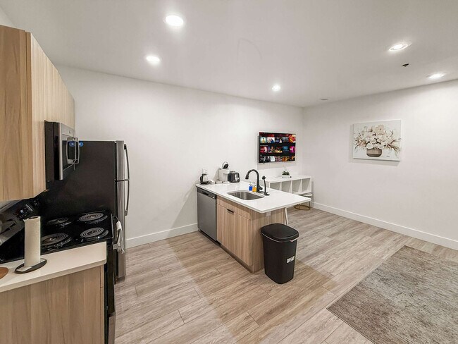 Building Photo - 2400 E Huntingdon St