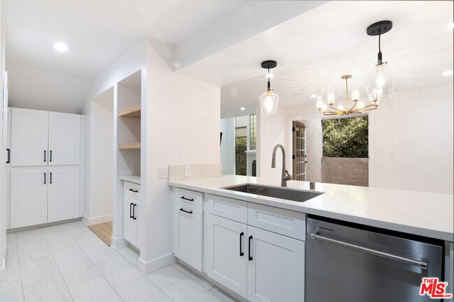 Building Photo - 824 Westmount Dr