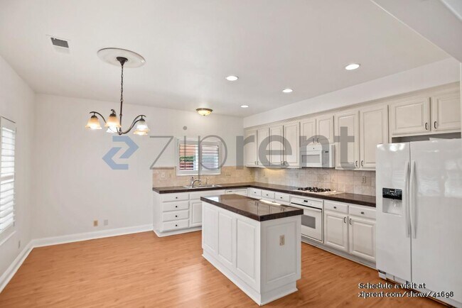 Building Photo - 742 Creekside Ct