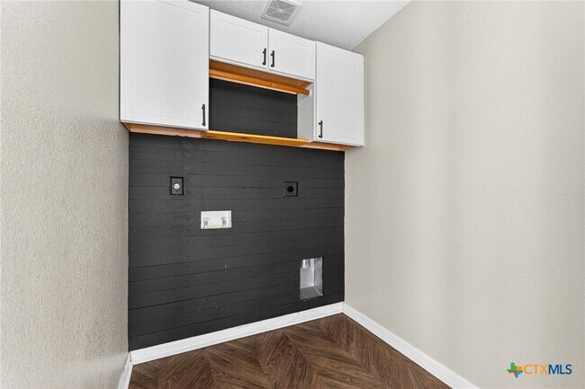 Building Photo - 102 W Libra Dr