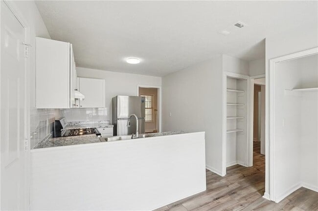 Building Photo - 240 Plantation Glen Ct