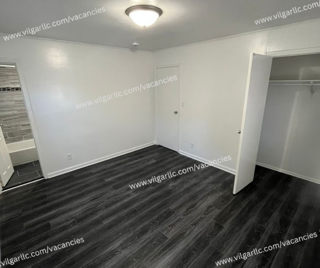 Building Photo - 3 spacious bedrooms, 2 full bathrooms home in Gary, IN