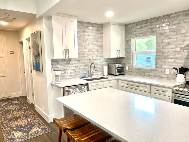Building Photo - A Stones Throw to the Historic District