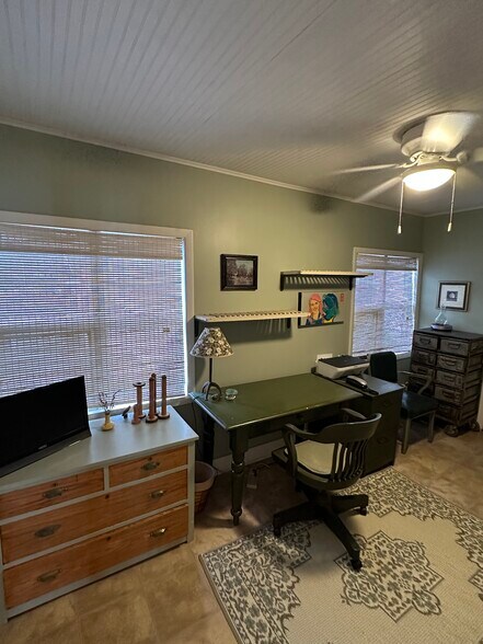 Porch with laundry room - 123 S Ferry Dr