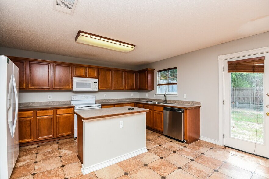 Building Photo - 3500 Bandera Ranch Rd