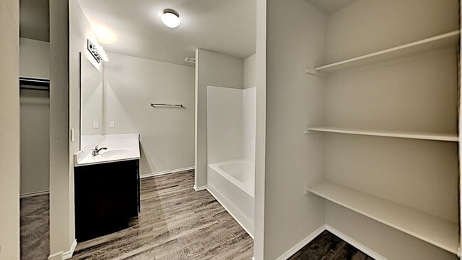 Building Photo - Very nice 3 Bedroom 2 Bath Home in Yukon S...