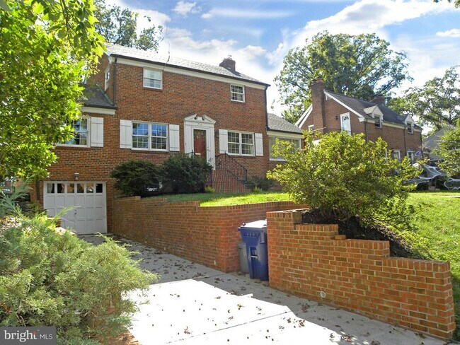 Building Photo - 716 N Overlook Dr