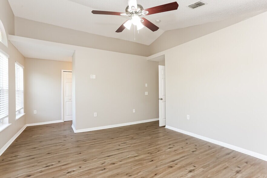 Building Photo - 58 Reeding Ridge Dr W