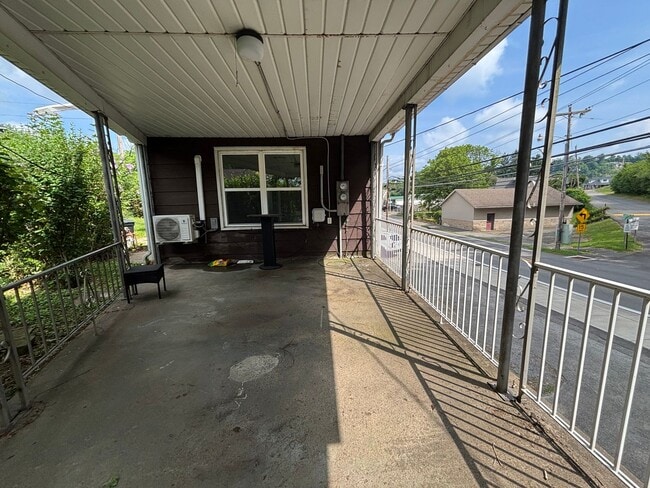 Building Photo - 3 Bed | 1 Bath | Private Patio | Unbeatable Value