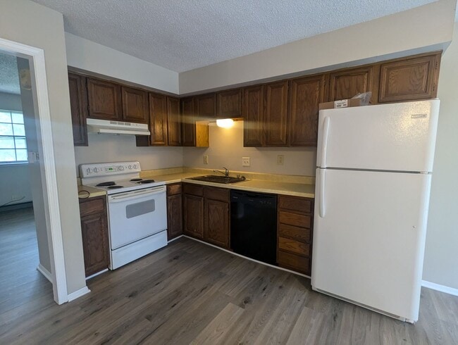 Building Photo - 2 Bedroom/1.5 Bathroom Townhouse in South ...