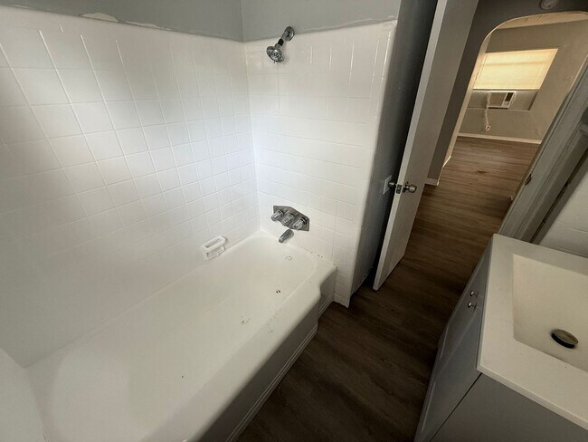 Building Photo - $500 OFF FIRST MONTHS RENT MOVE-IN SPECIAL!!