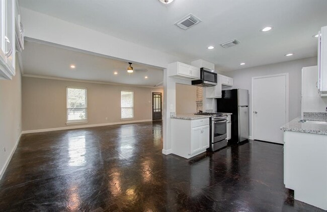 Building Photo - 9426 Charter Ridge Dr