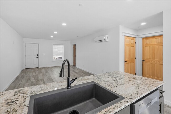 Building Photo - 423 W 3rd St