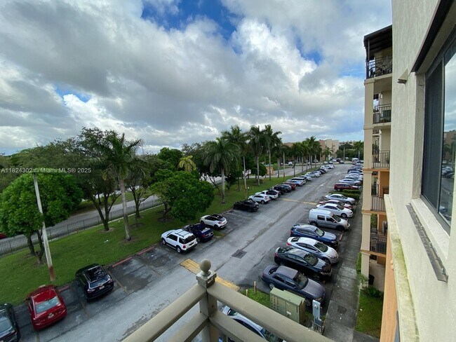 Building Photo - 9300 Fontainebleau Blvd