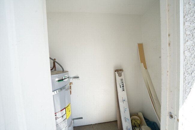 Building Photo - Showings Available NOW