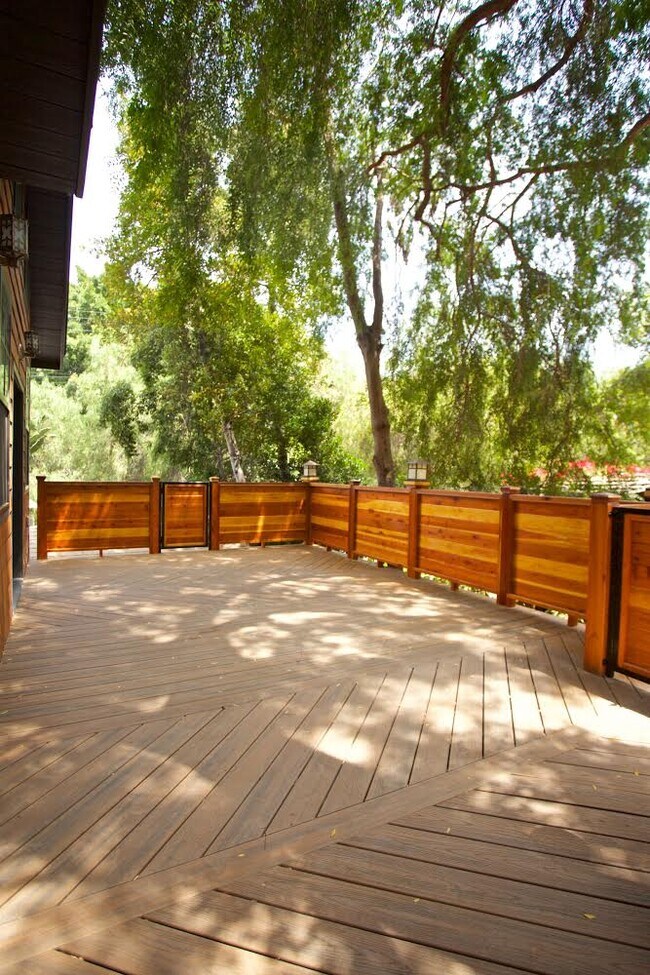 Building Photo - 2119 Hyperion Ave