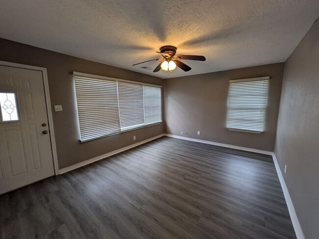 Building Photo - 1901 W Wildwood Ave