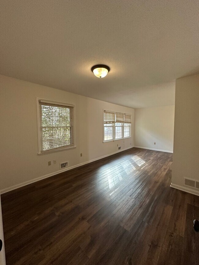 Building Photo - East-side home move-in ready