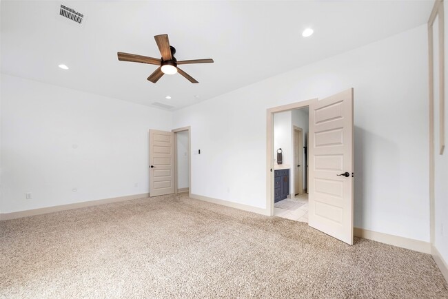 Building Photo - 837 W Little York Rd