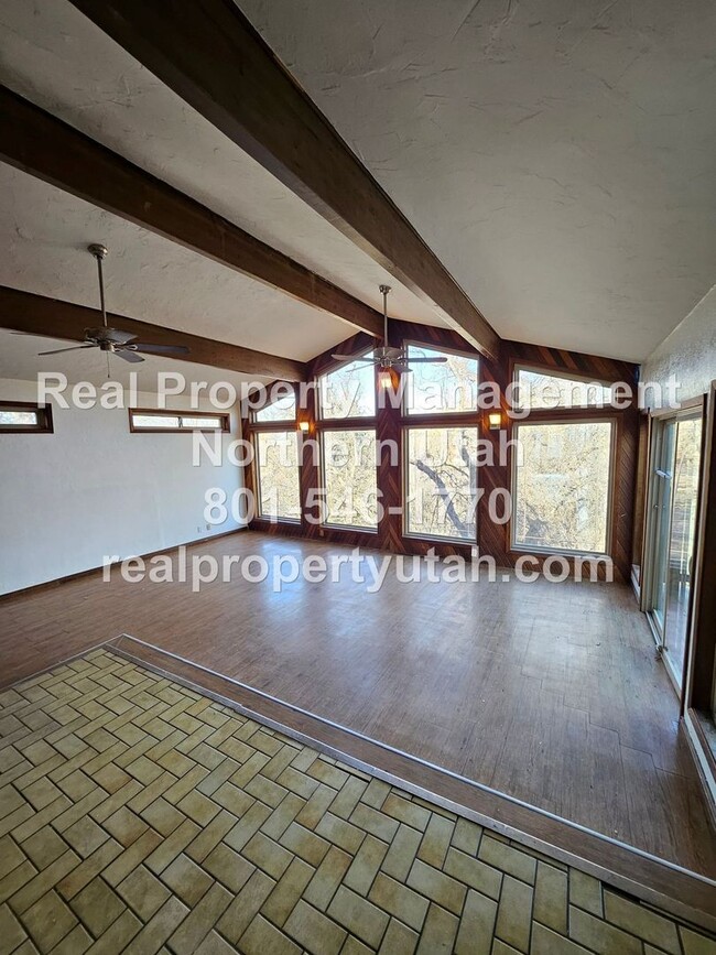 Building Photo - 4 Bedroom 2 Bath Duplex- Main Level Availa...