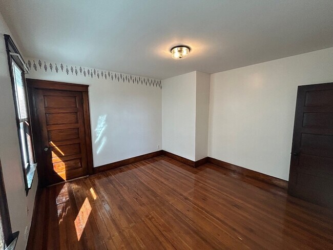 Building Photo - 31 Chrome St