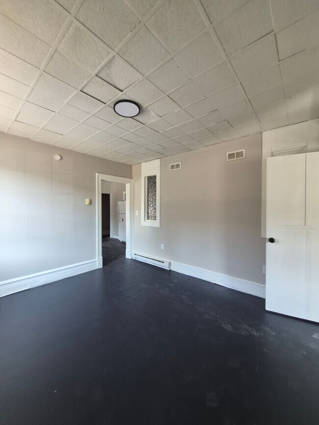 Building Photo - 250 S Poplar St