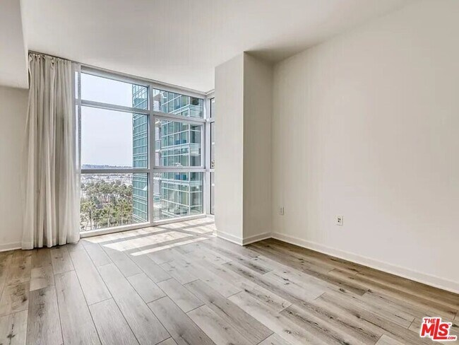Building Photo - 13700 Marina Pointe Dr
