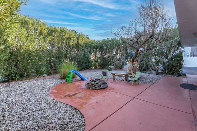 Building Photo - 342 S Water St