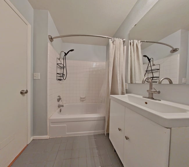 Building Photo - Spacious 1 Bedroom Condo in the Gated Park Bristol Community