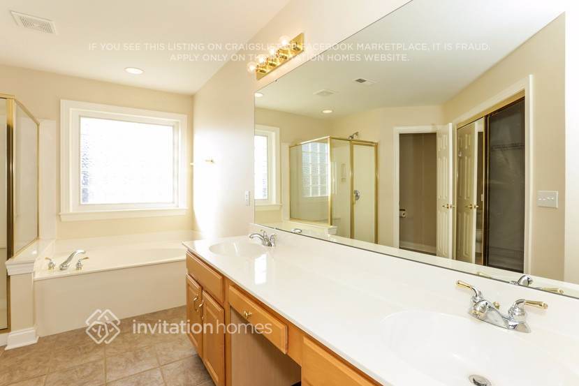 Building Photo - 1704 Crestgate Dr