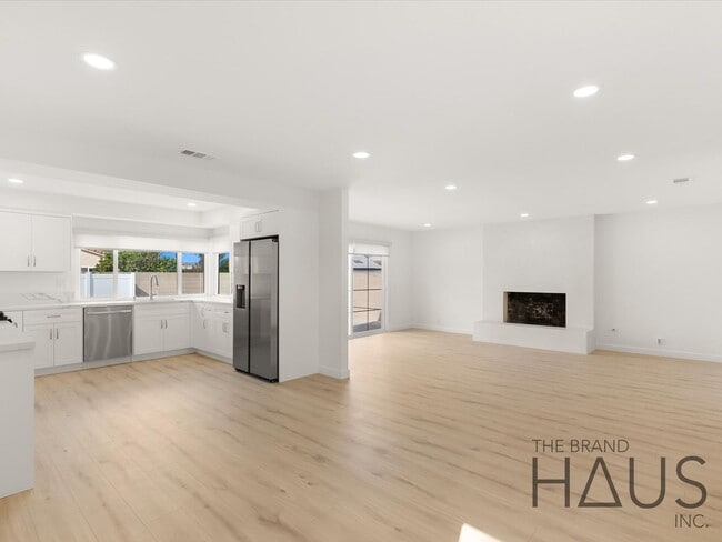 Building Photo - Two Primary Bedrooms, Pool, & Air Conditioning