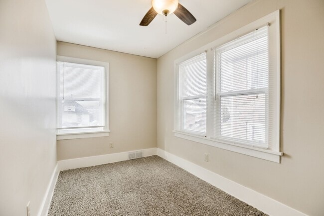 Building Photo - Beautiful Three Bedroom Town Home!