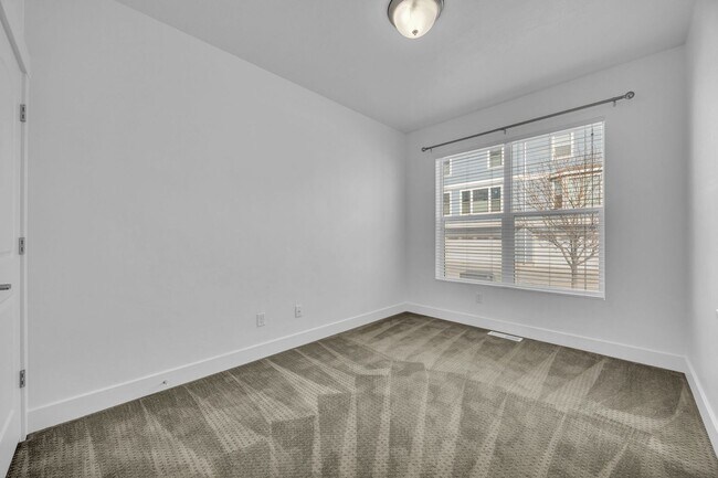 Building Photo - 3 Bedroom Townhome in Riverton!