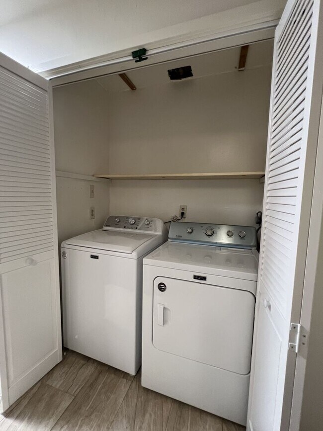 Building Photo - 1,192 Square Foot 3 bedroom, 2 bath privat...