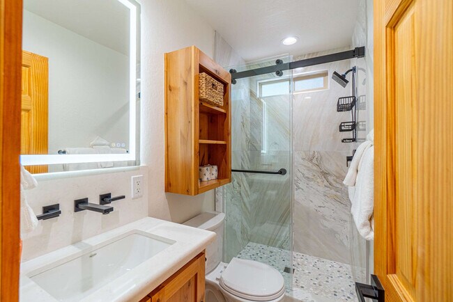 Building Photo - 820 Oriole Way