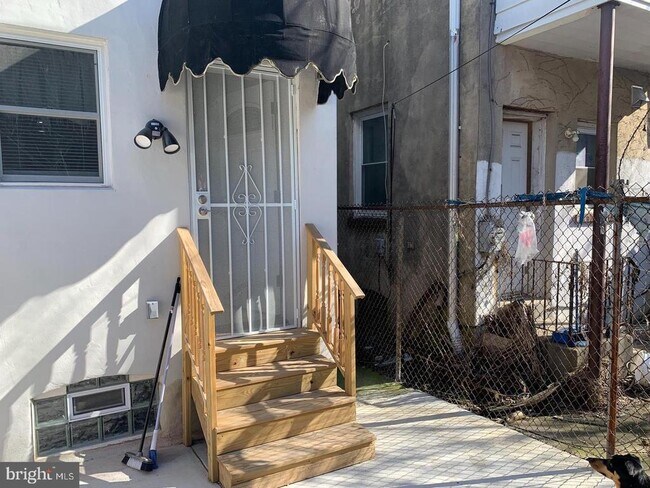 Building Photo - 1338 S 30th St
