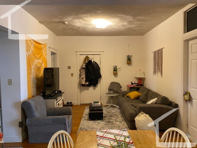 Building Photo - Renovated Brighton 4 Bed/2 Bath on Brookli...