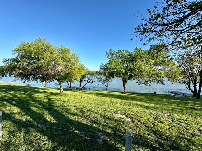 Building Photo - 1518 Sioux Trail