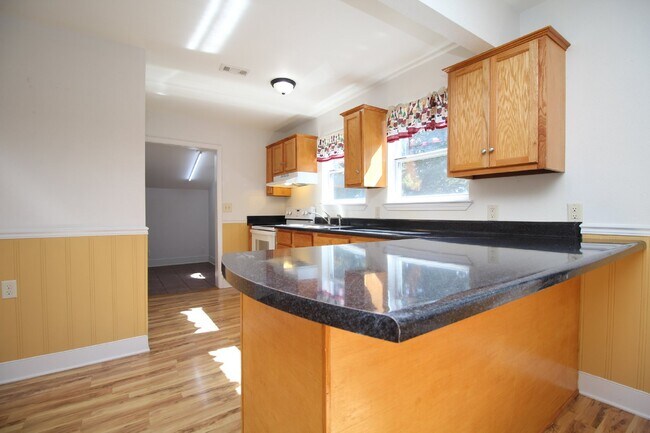 Building Photo - Northeast Pensacola 2BR/1BA Upstairs Unit ...