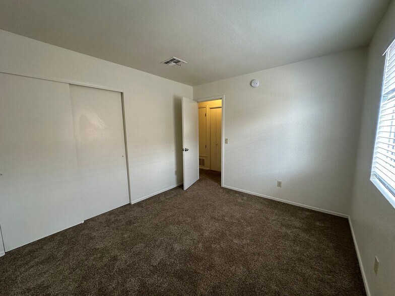 Building Photo - 9011 E Weyburn Dr