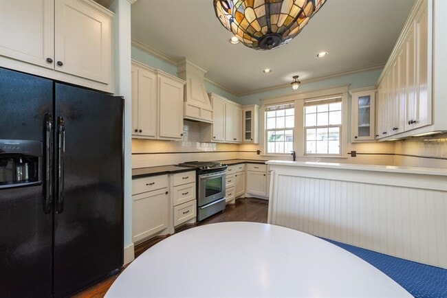 Building Photo - 722 E 25th St