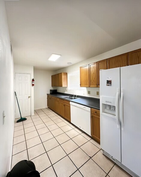 Building Photo - 1010 E Elm St