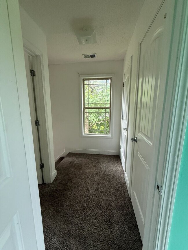 Building Photo - Spacious Two Bedroom Home