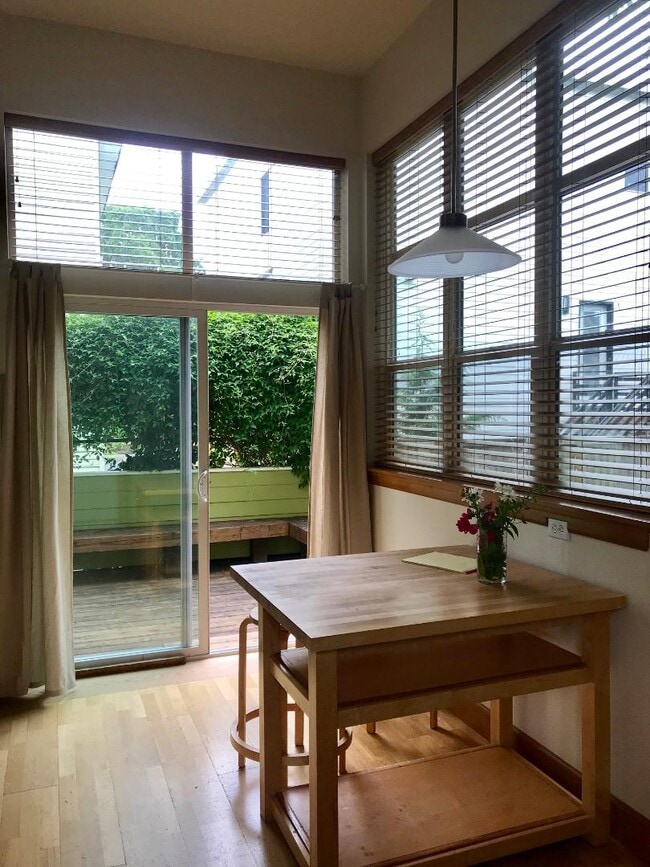 Building Photo - 3911 NE 9th Ave